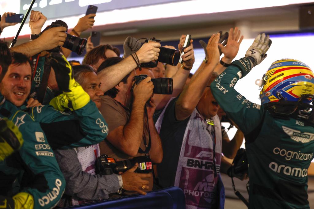 Así celebró Alonso el podio en 2023.