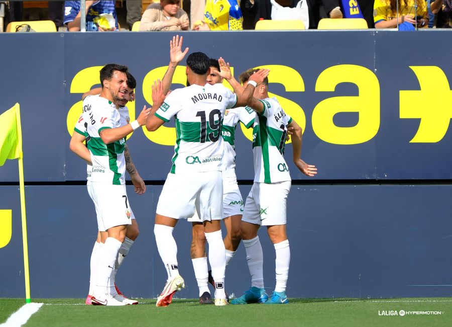 El golazo del Elche ante el Cádiz: una volea de escándalo de Álvaro Núñez