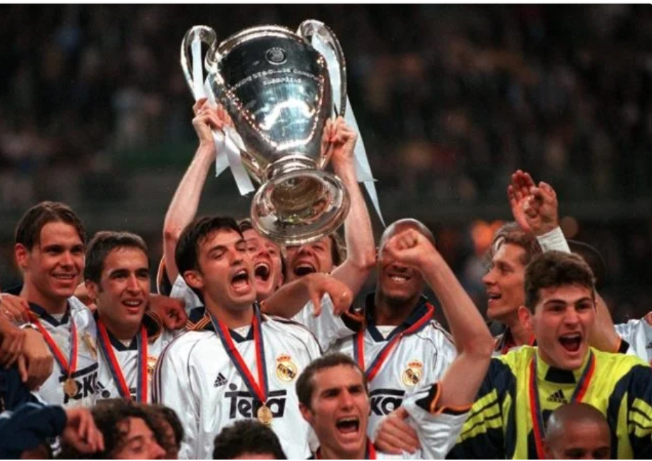 Morientes, celebrando la octava Copa de Europa del Real Madrid en París.