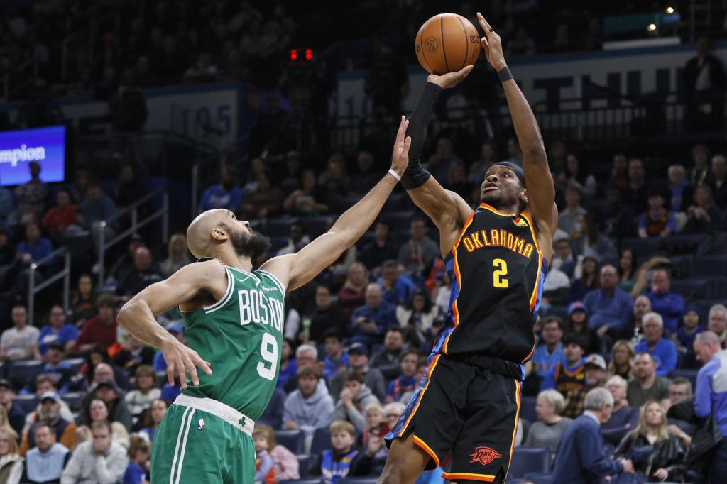 Shai Gilgeous-Alexander lanza durante un partido ante los Celtics.