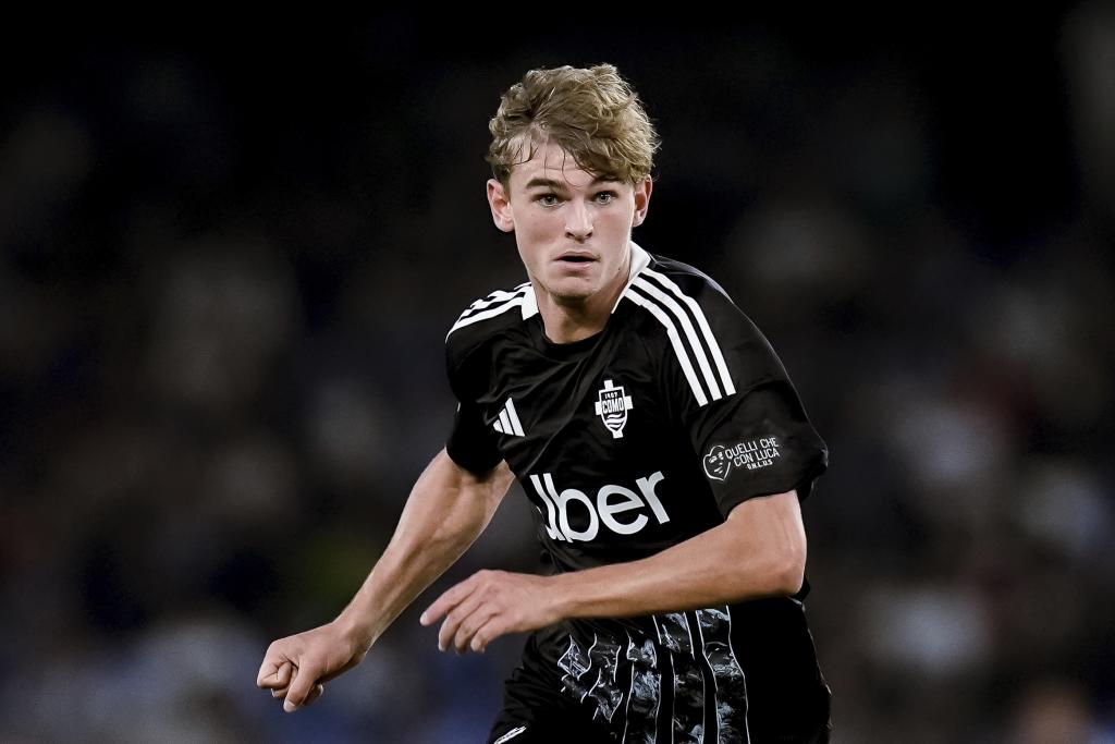 Nico Paz che gioca con lui.