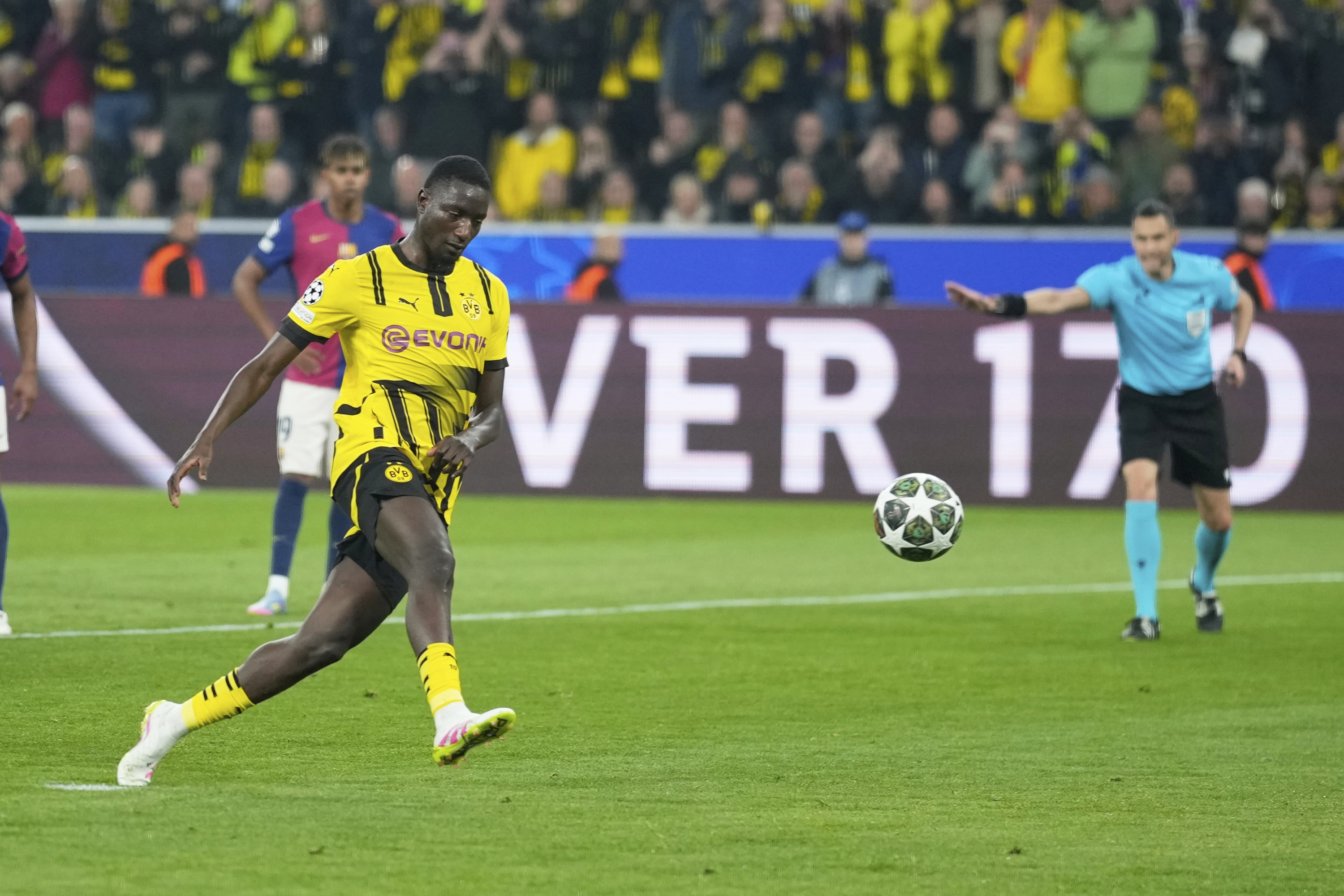 Guirassy transforma su penalti ante el Barcelona que supuso el 0-1