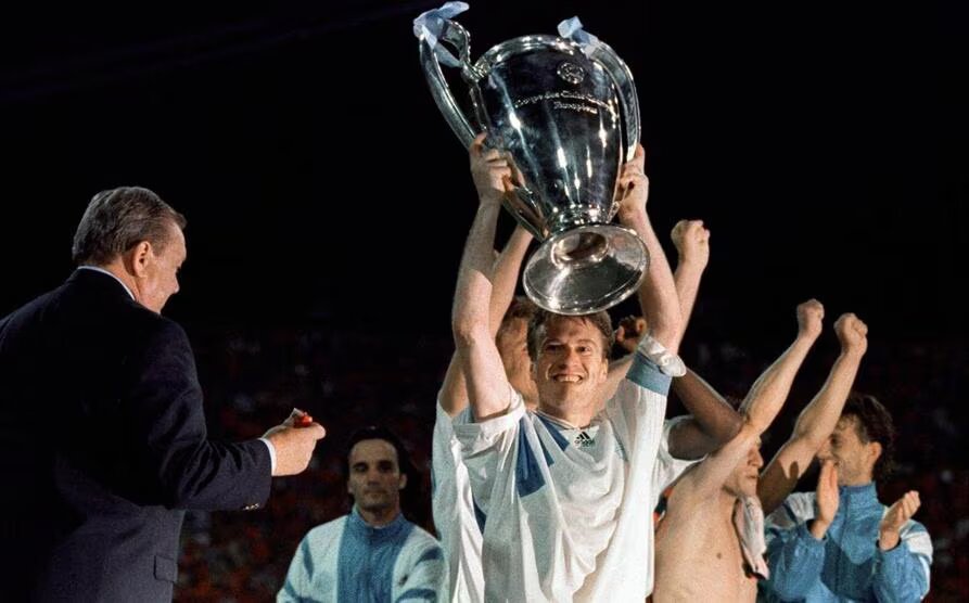 Didier Deschamps raising 'the orejona'.