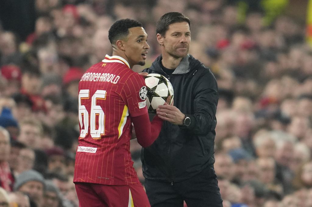 Trent Alexander-Arnold y Xabi Alonso durante el partido de Champions entre el Liverpool y el Leverkusen