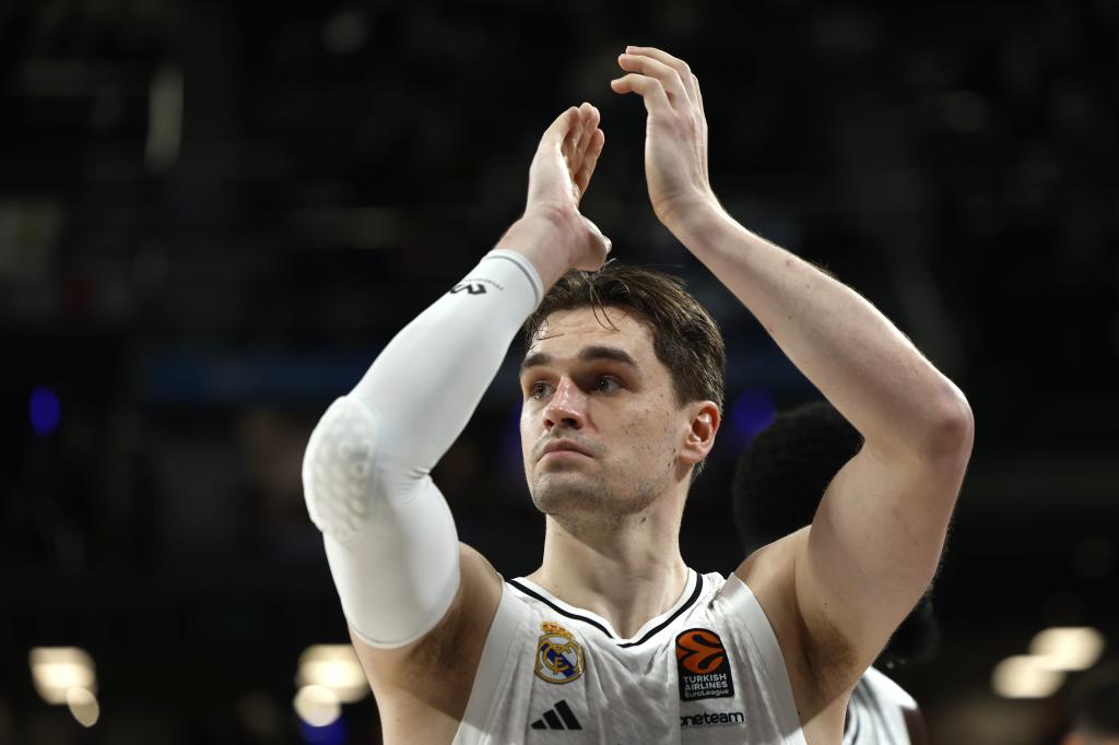 El alero del Real Madrid Mario Hezonja aplaude a la afición tras el encuentro.