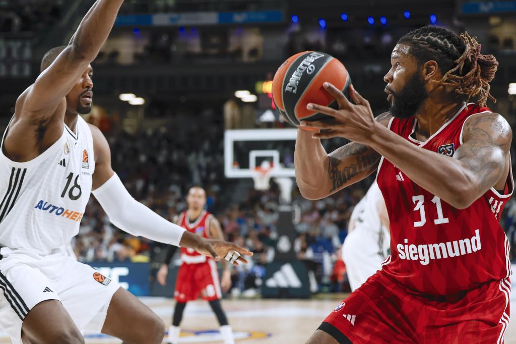 El pivot estadounidense del Bayern, Devin Booker, presionado por Serge Ibaka.