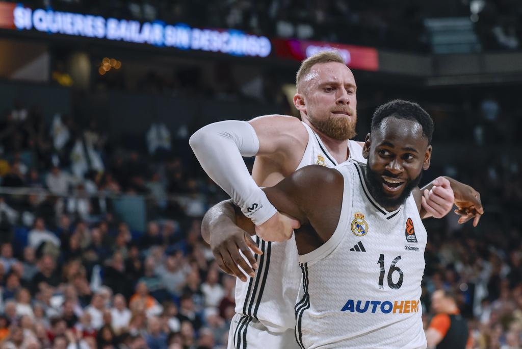 Dzanan Musa y Usman Garuba celebran una canasta ante el Bayern.