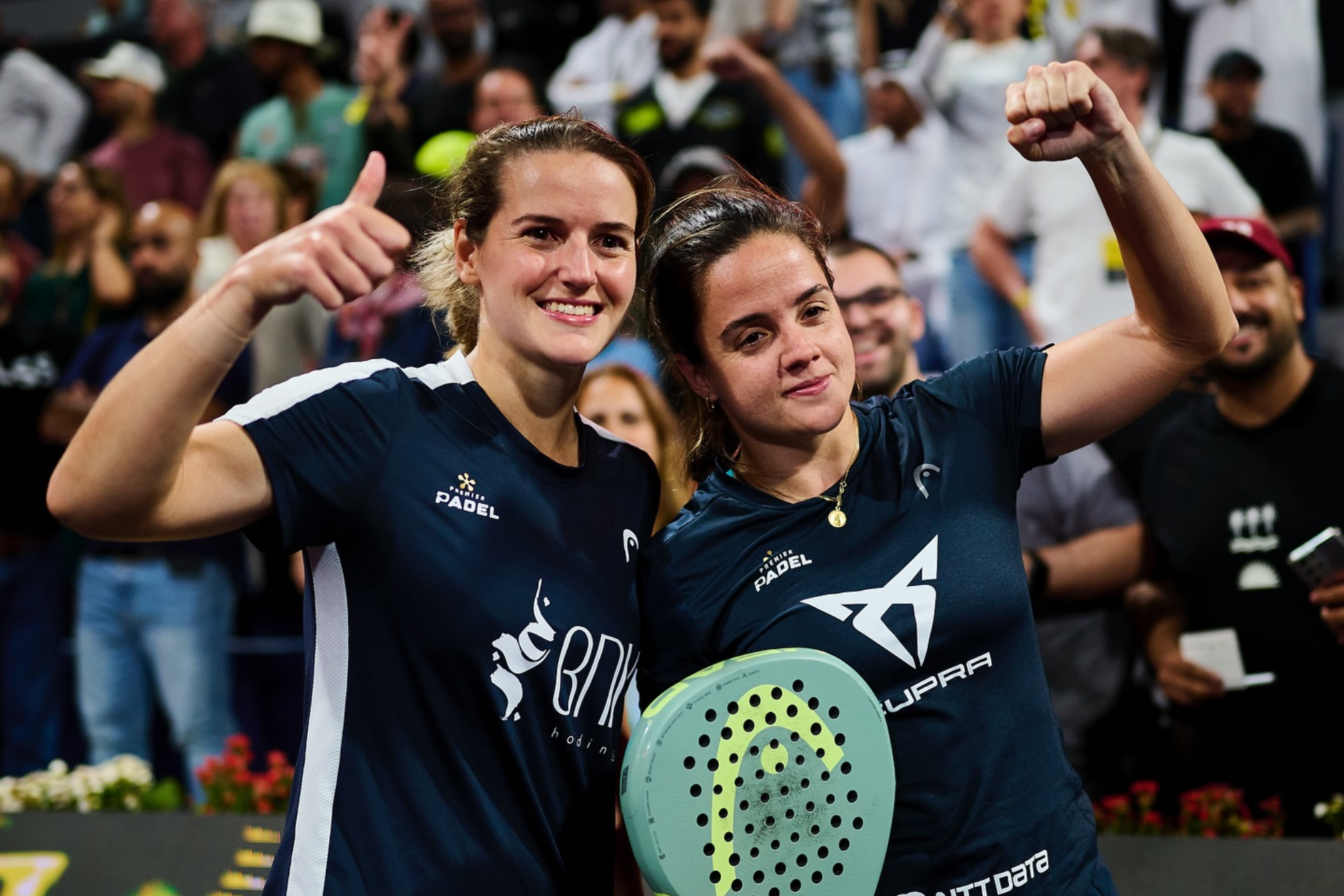 Ari Sánchez y Paula Josemaría celebran su título en Doha.