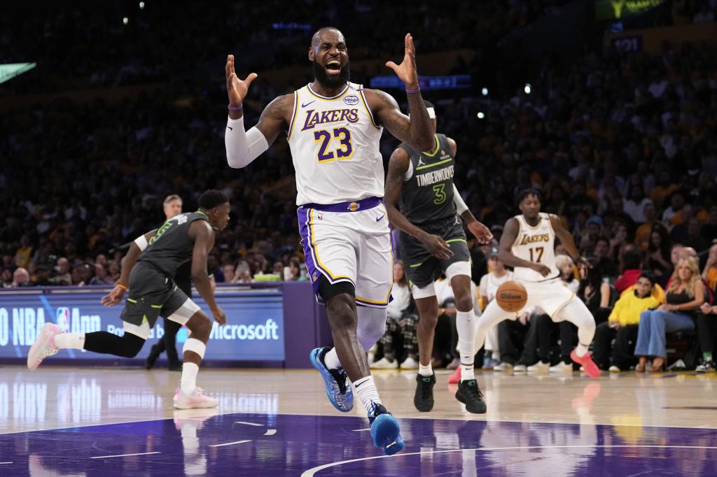 Lebron James memberi isyarat kemarahan setelah kehilangan bola.