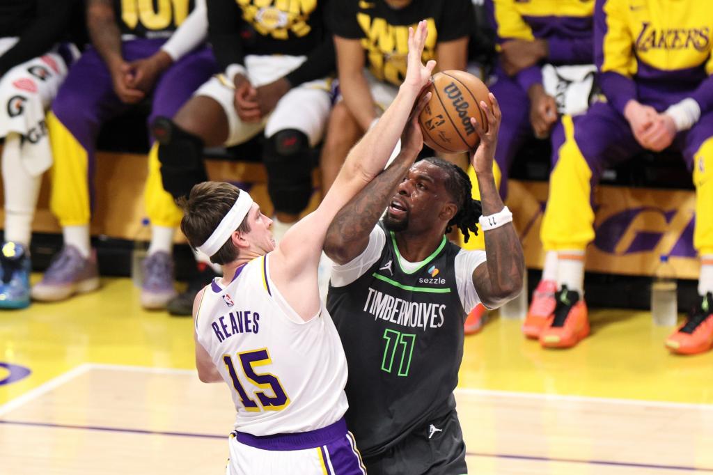 Naz Reid, dipertahankan oleh Austin Reaves.