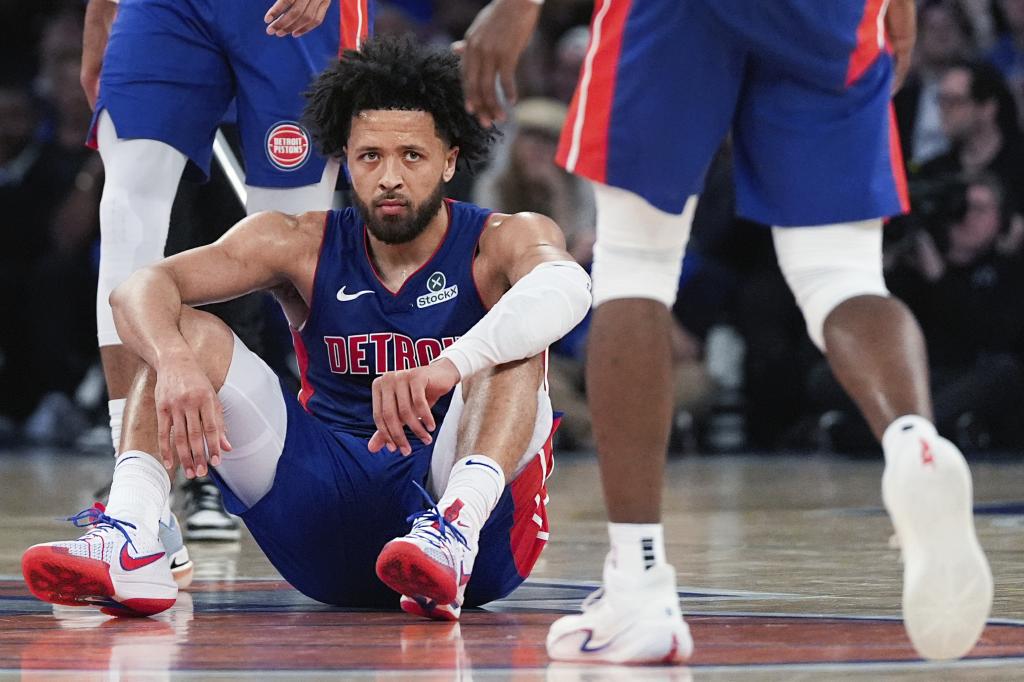 Cade Cunningham, Bintang Piston, duduk di parket Madison.