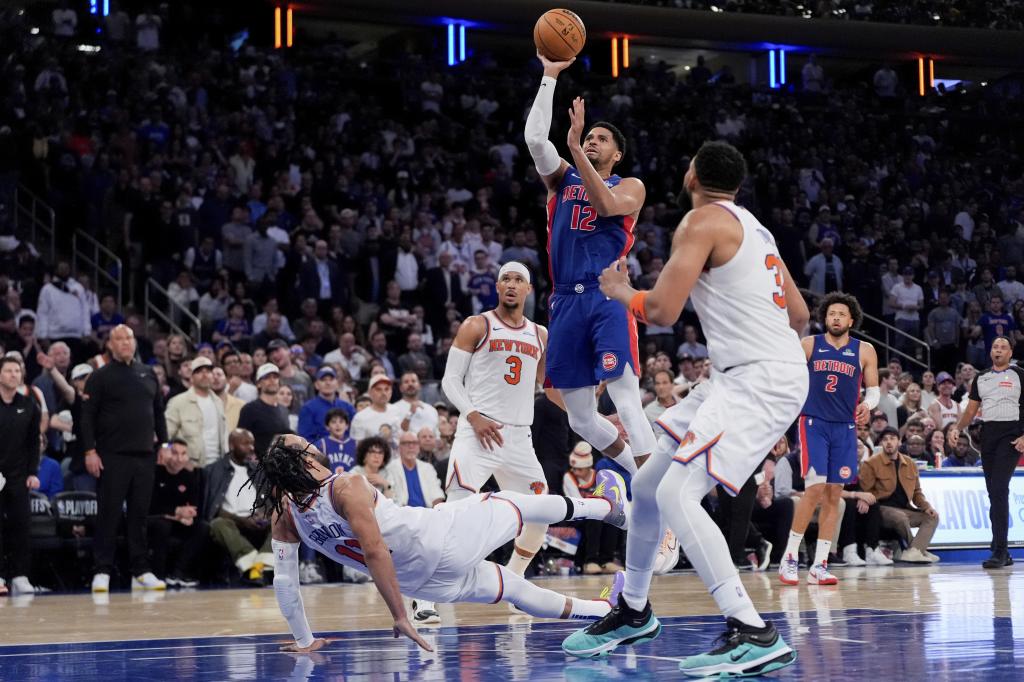 Tobias Harris Raws Jalen Brunson di pintu masuk keranjang.
