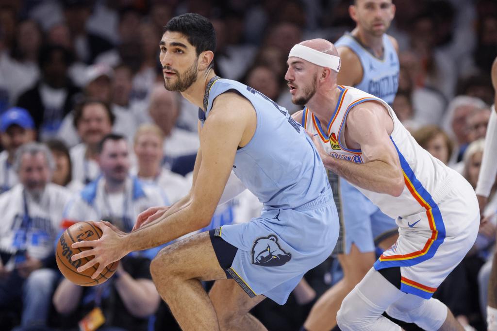 Santi Aldama, dilecehkan oleh pertahanan Alex Caruso.