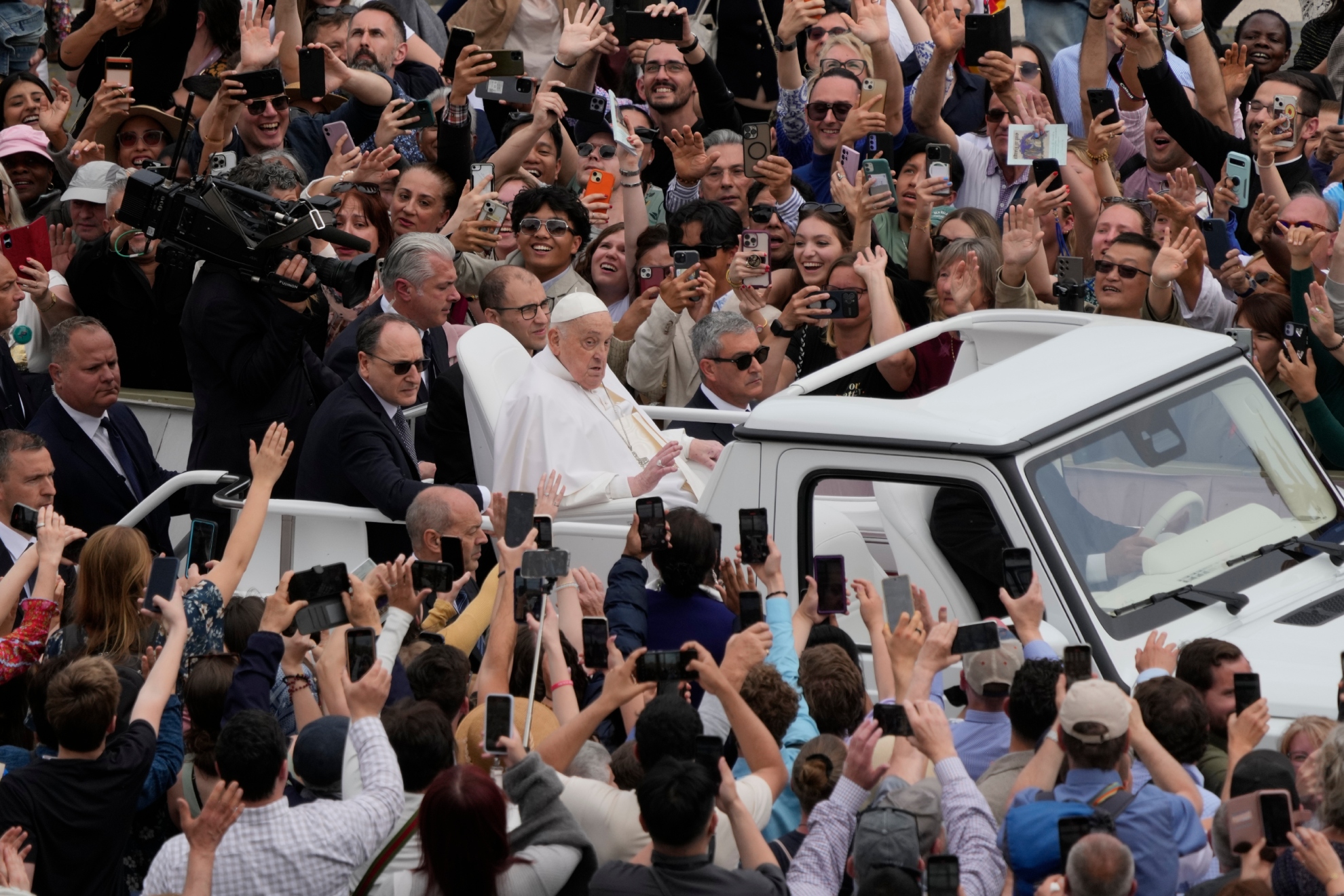 El papa Francisco recorre la plaza de San Pedro.