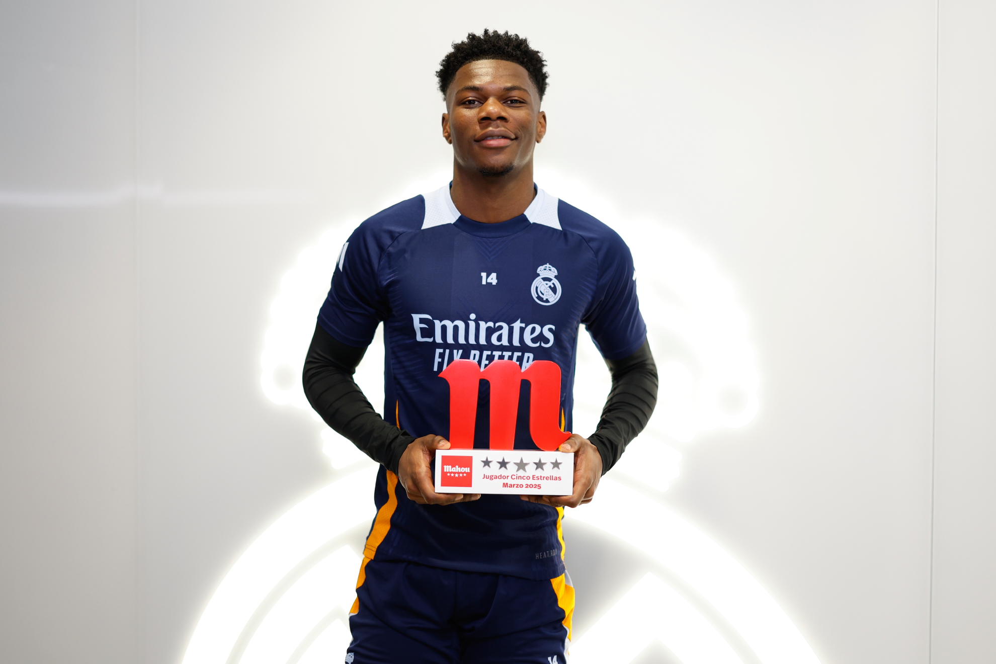 Tchouaméni, con el trofeo a mejor jugador del Madrid en marzo