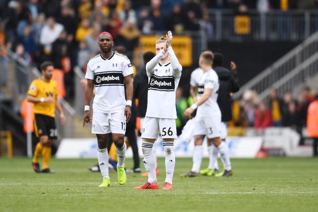Fulham encouraging the fans after finishing a meeting in 2019.