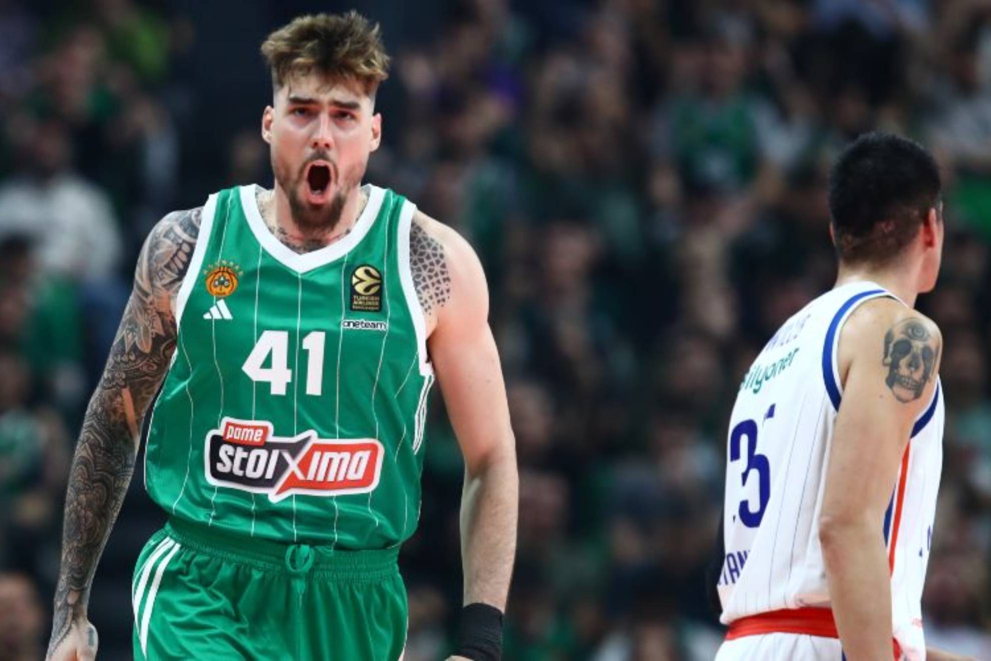 Juancho Hernangómez celebrates an action in the first game of the series against Anadolu Efes.