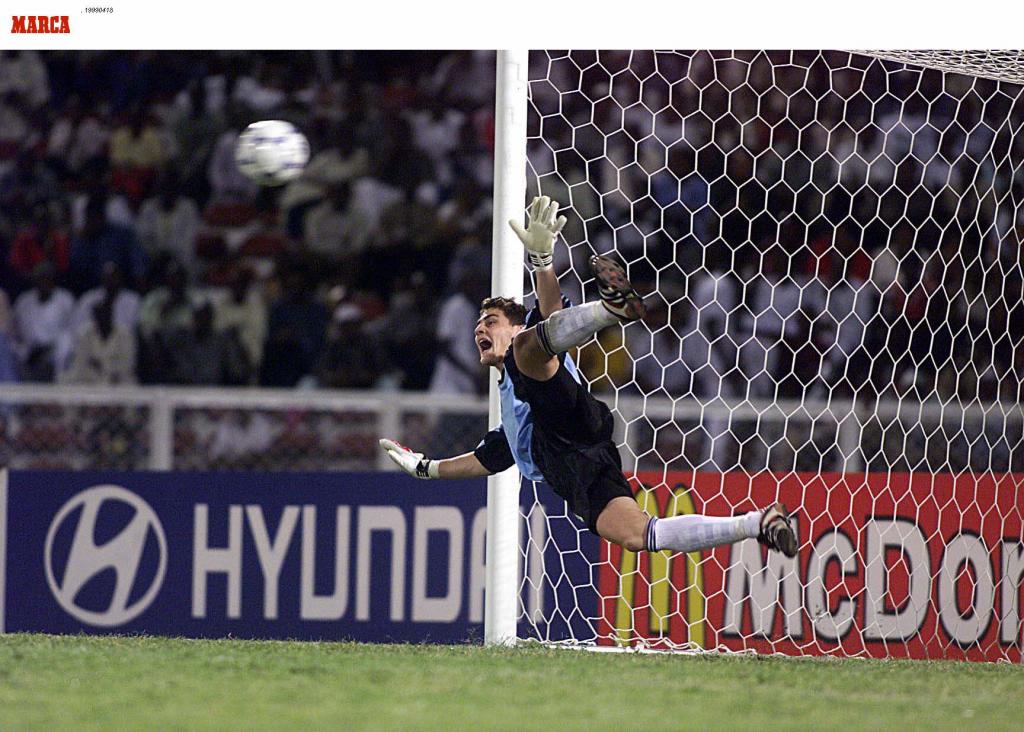 IKER CASILLAS SE LANZA EN UN PENALTI LANZADO POR LA SELECCION DE GHANA