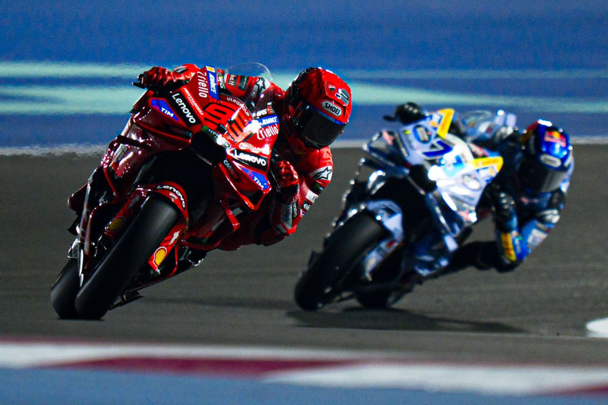 Marc Márquez, con su hermano Álex tras su estela.