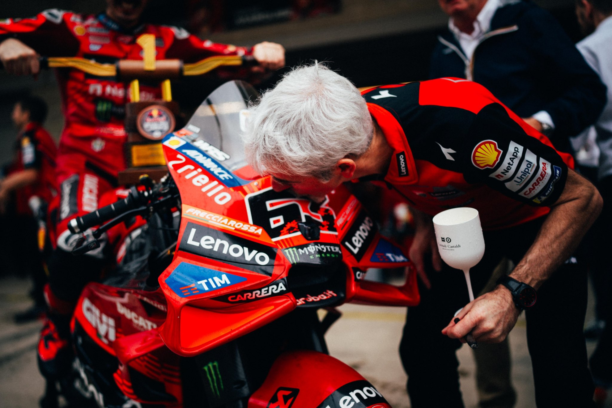 Gigi Dall'Igna besa la GP25 de Bagnaia en Austin.
