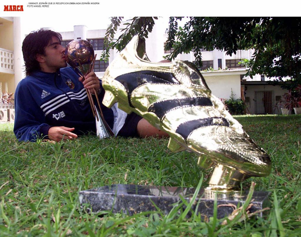 PABLO BESA LA COPA DEL MUNDO OBTENIDA EN NIGERIA, ANTE UNA BOTA DE ORO