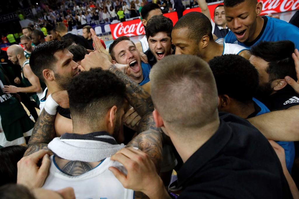 Los jugadores del Real Madrid celebran el pase a la Final Four de 2018 tras eliminar al Panathinaikos.
