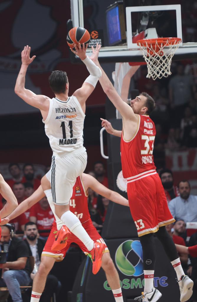 Mario Hezonja intenta anotar ante la oposición de Nikola Milutinov.