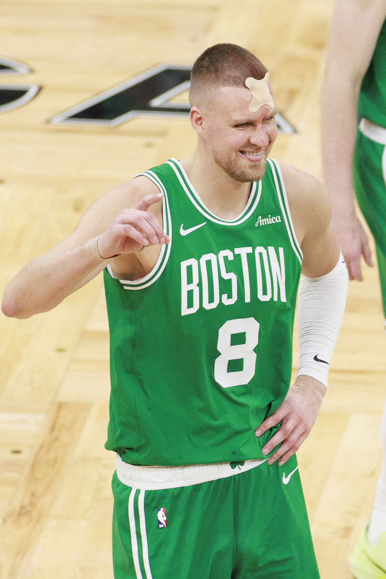 Codazo sangriento de Goga Bitadze a Kristaps Porzingis