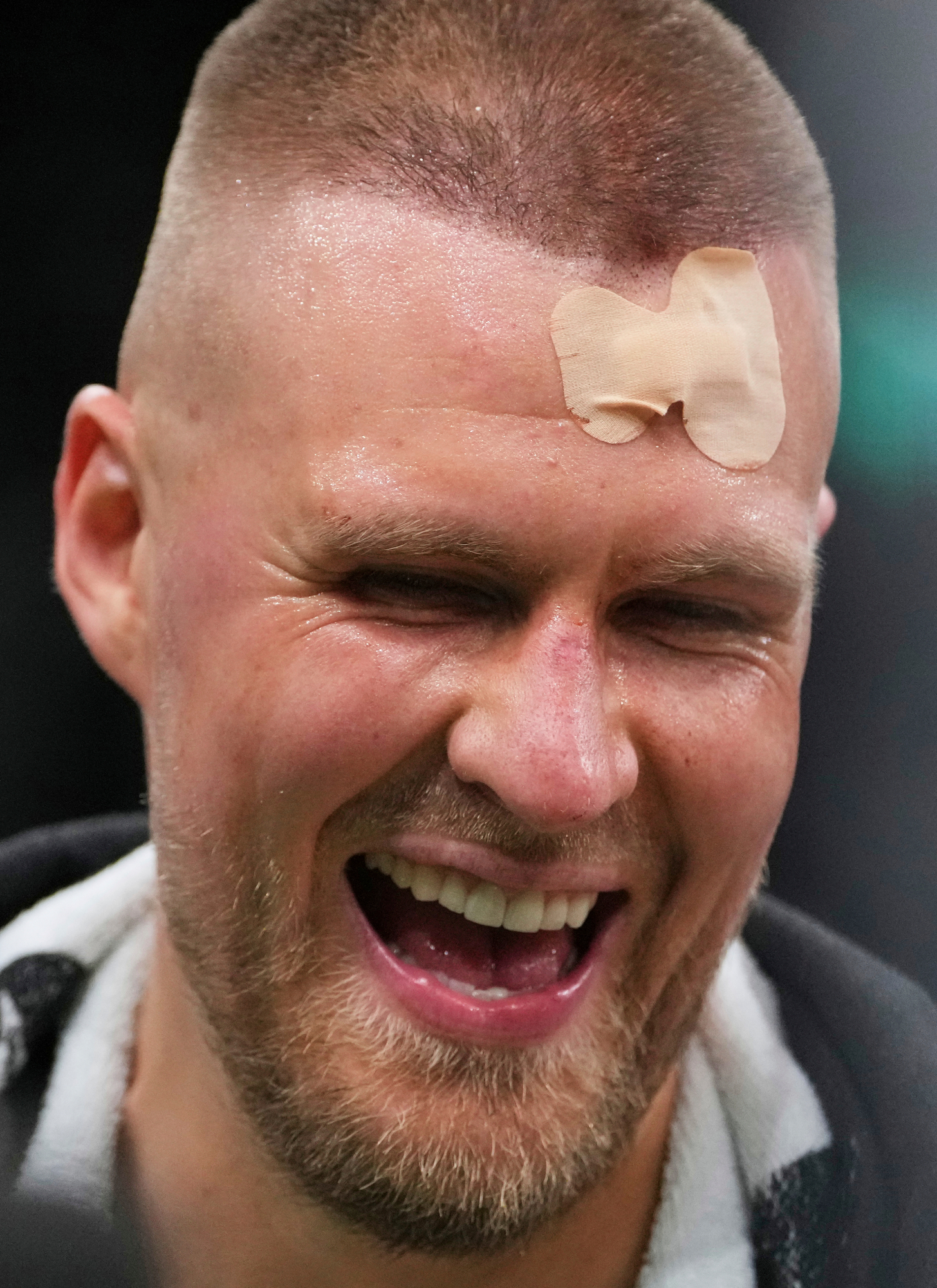 Codazo sangriento de Goga Bitadze a Kristaps Porzingis