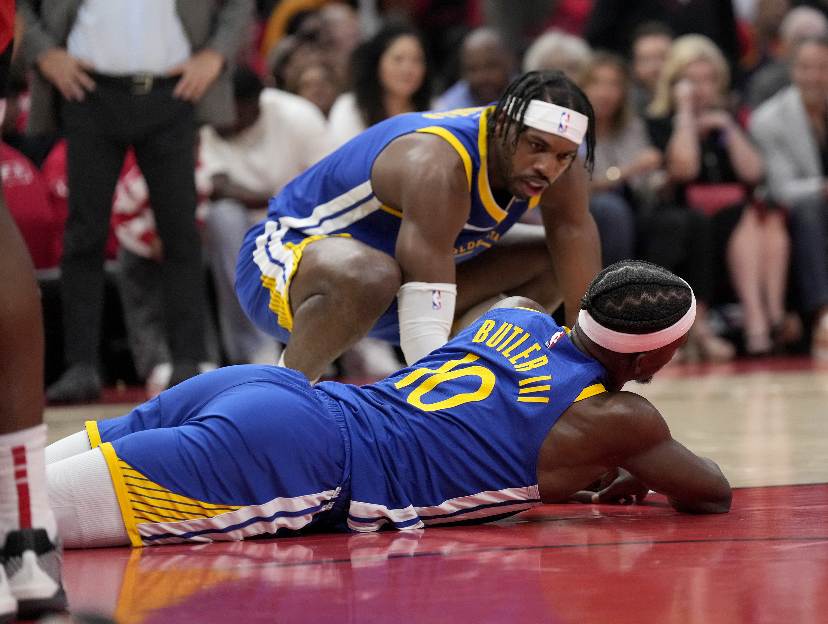 Peligrosa caída de Jimmy Butler: tuvo que dejar el partido de los Warriors ante los Rockets