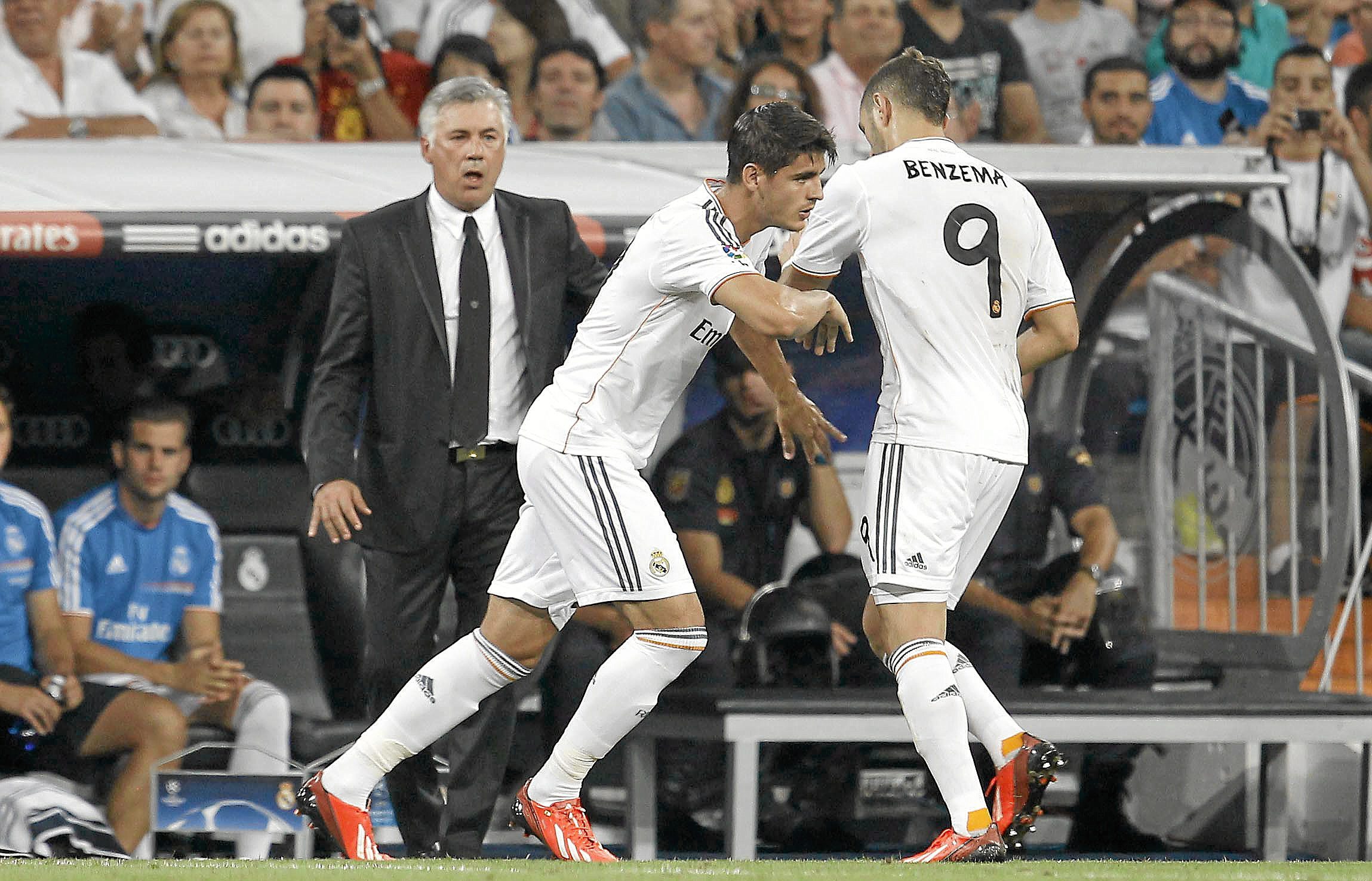 Morata entra en el terreno de juego por Benzema, con Ancelotti de testigo