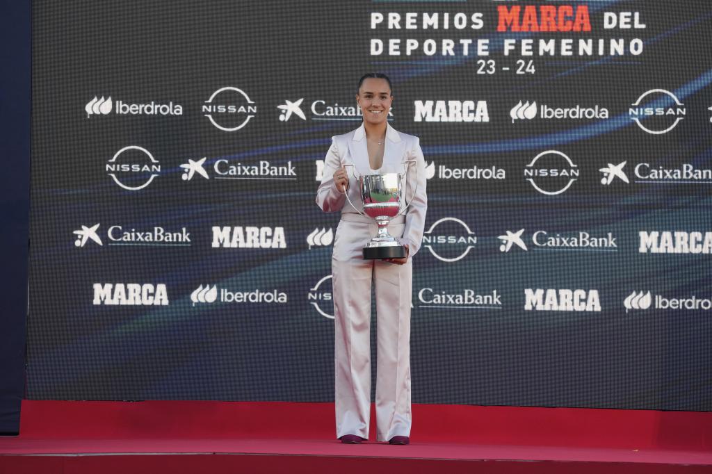 Nerea Nevado posa con el Premio MARCA a Jugadora Revelación 2023/24