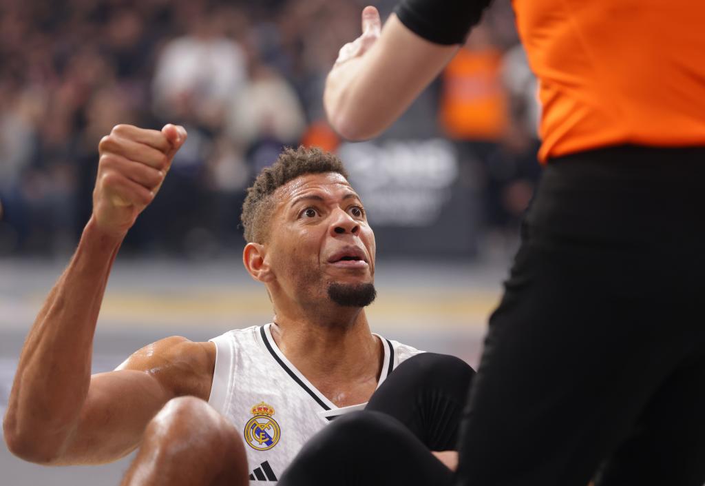 Walter Tavares, desde el suelo, reacciona a una señalización de un árbitro en un partido de Euroliga.