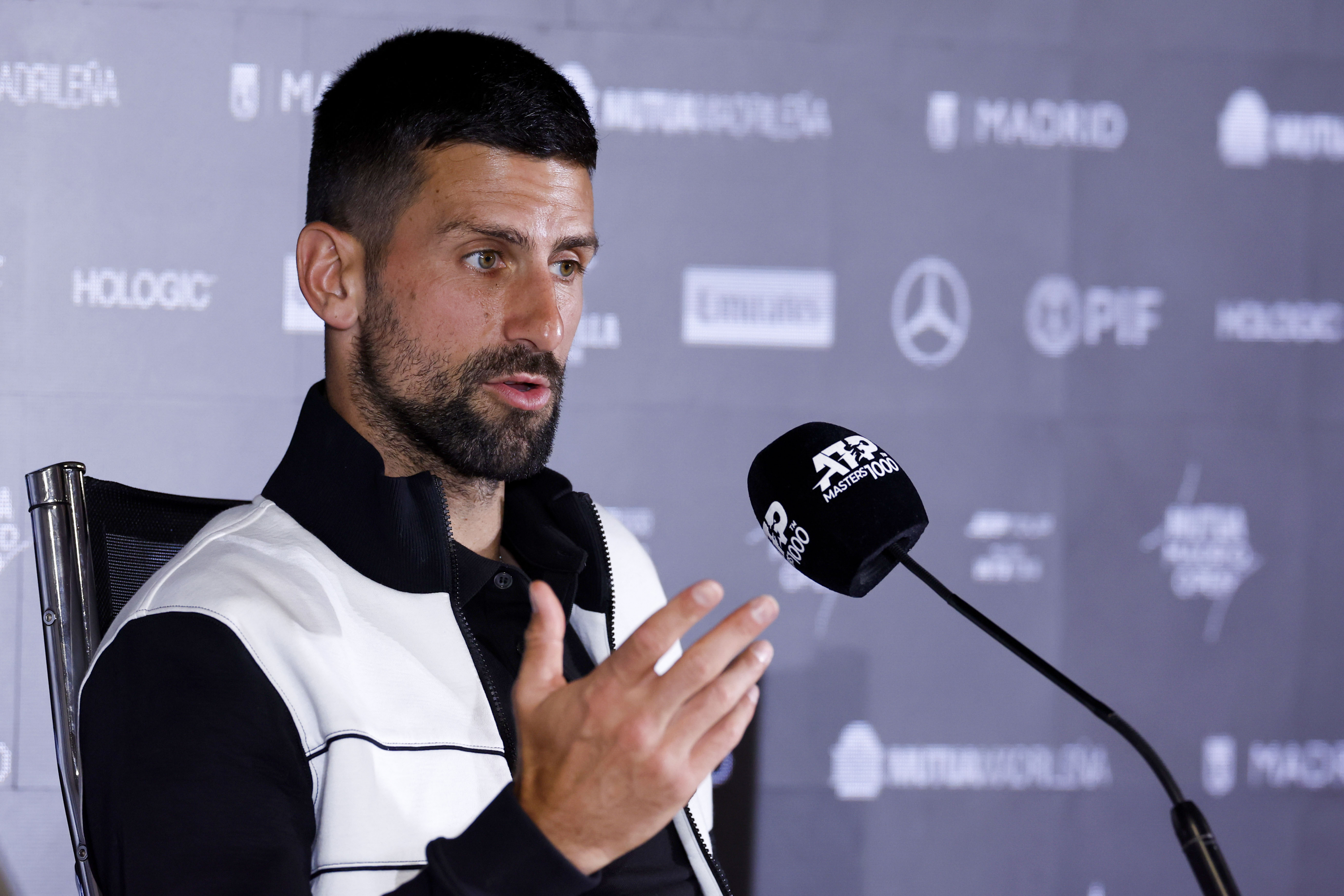 El tenista serbio Novak Djokovic ofrece una rueda de prensa durante el Madrid Open que se disputa en la Caja Mágica de la capital de España.