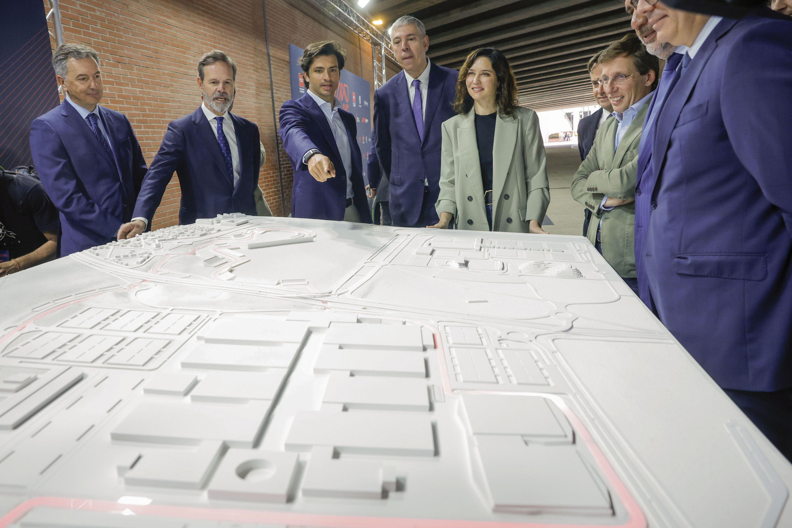 Isabel Díaz Ayuso,José Luis Martínez-Almeida y Carlos Sainz, con la maqueta de MadRing