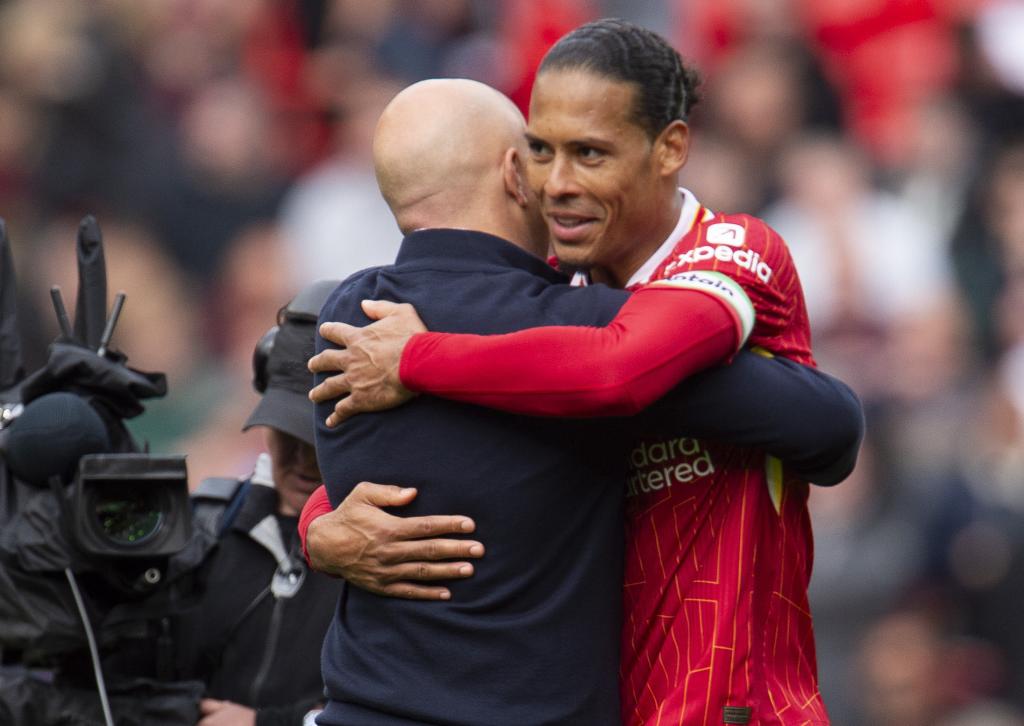 Arne Slot hugging Van Dijk after finishing an encounter.