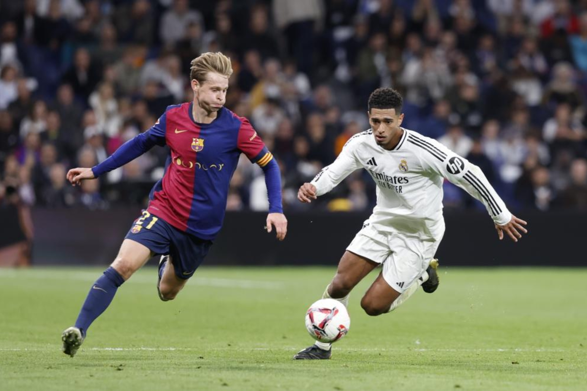 De Jong, junto a Bellingham, en uno de los Clásicos de esta temporada.