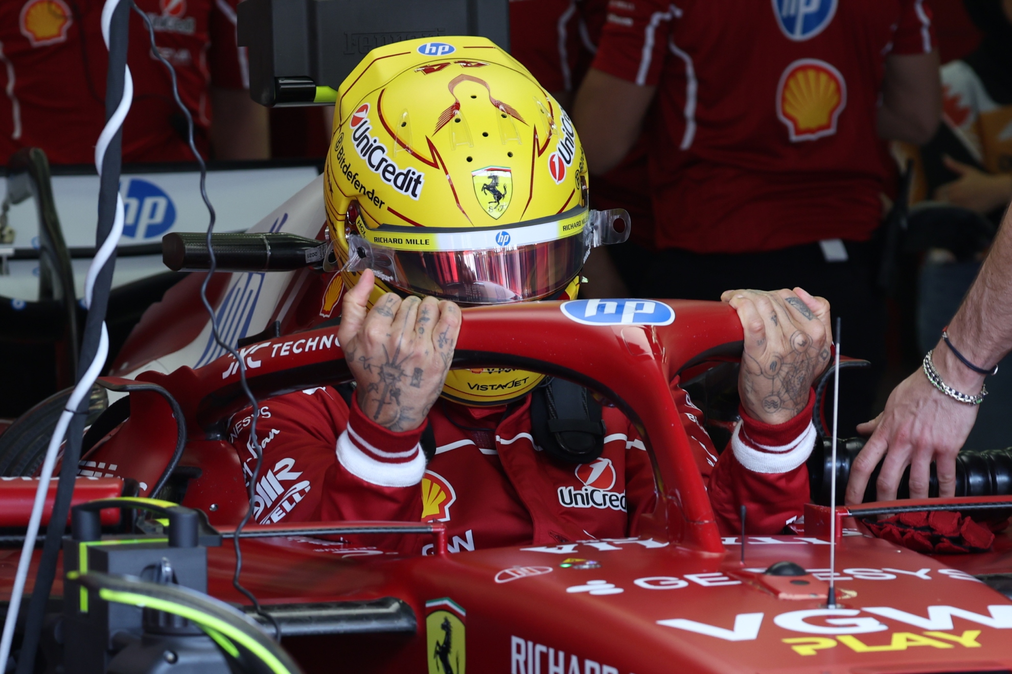 Lewis Hamilton en su monoplaza durante una sesión de entrenamiento libre en el GP de Bahréin.