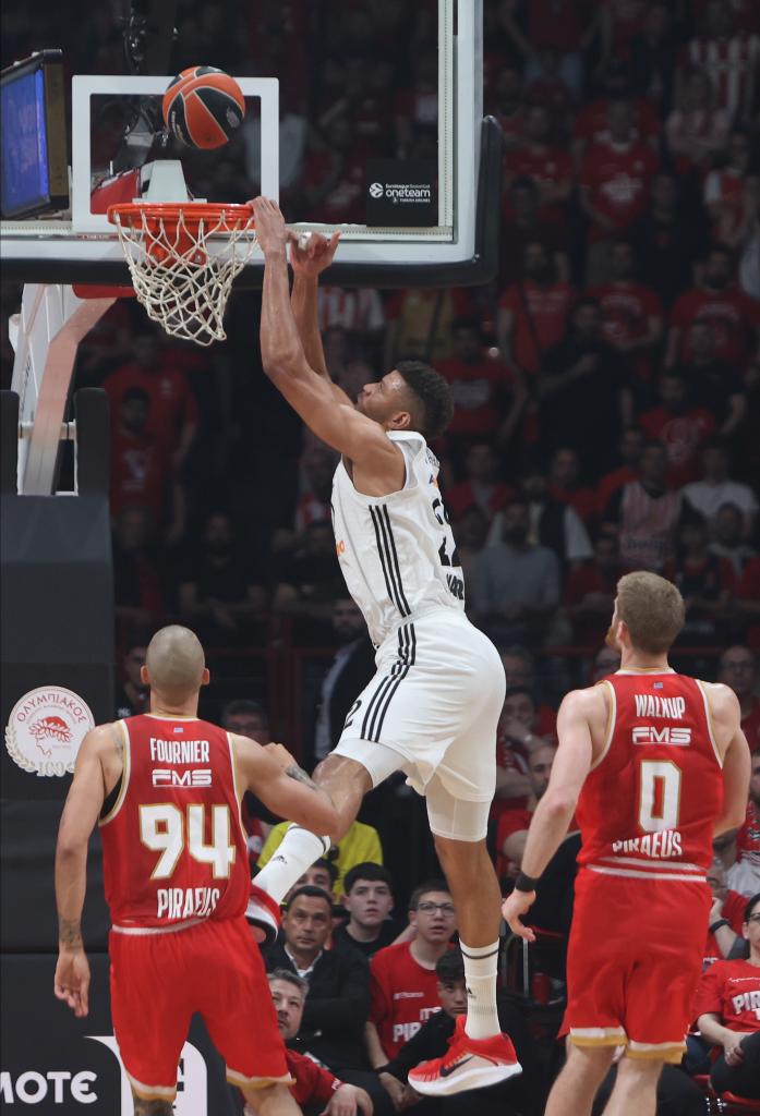 Walter Tavares unable to complete alley-oop