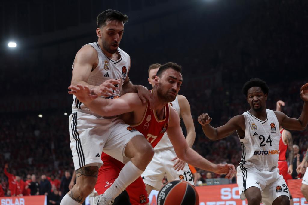 Facundo Campazzo fights for a rebound with Nikola milutinov.