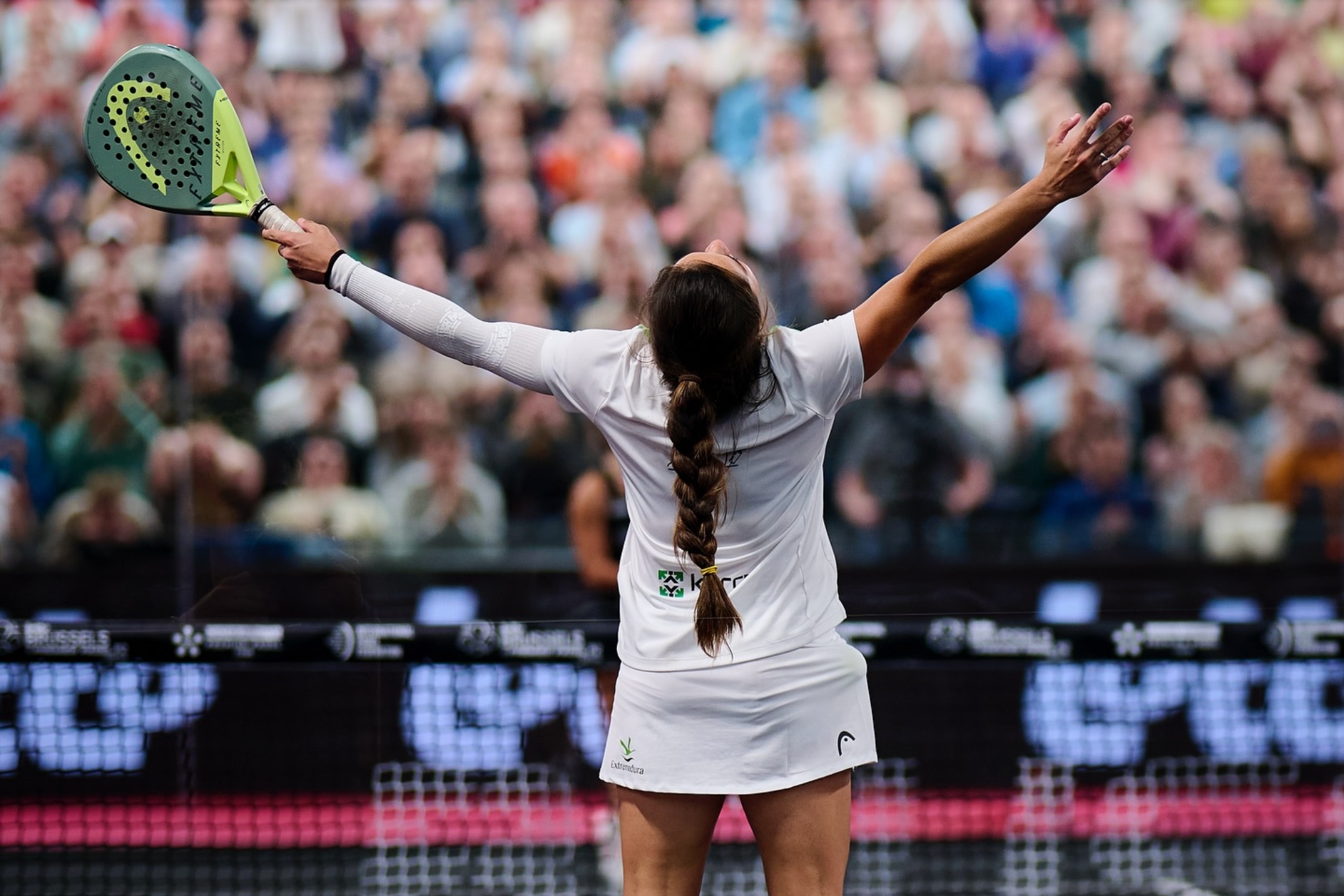 Paula Josemaría celebrando la victoria en Bruselas.