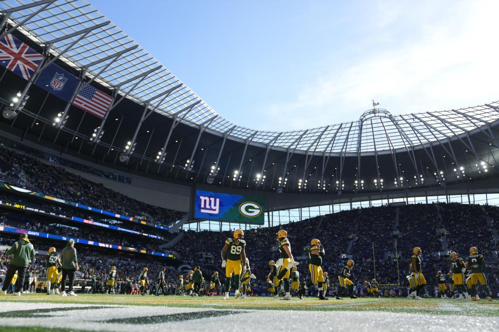Packers players heat in the Tottenham Stadium in 2023.