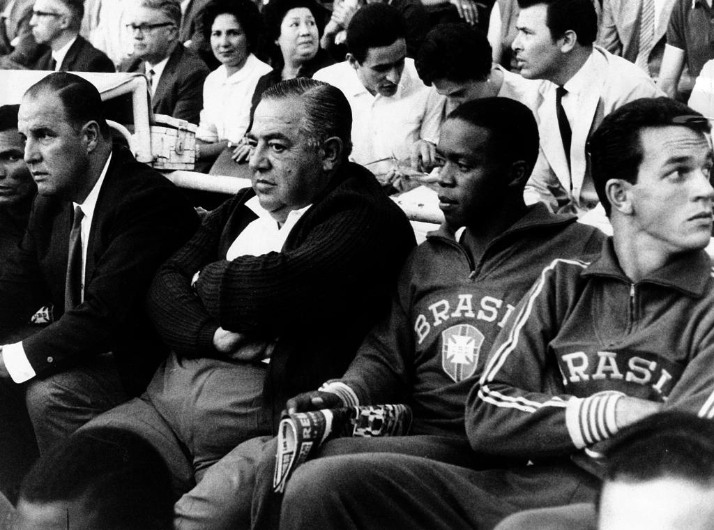 Vicente Feola, with crossed arms, first world champion coach with Brazil