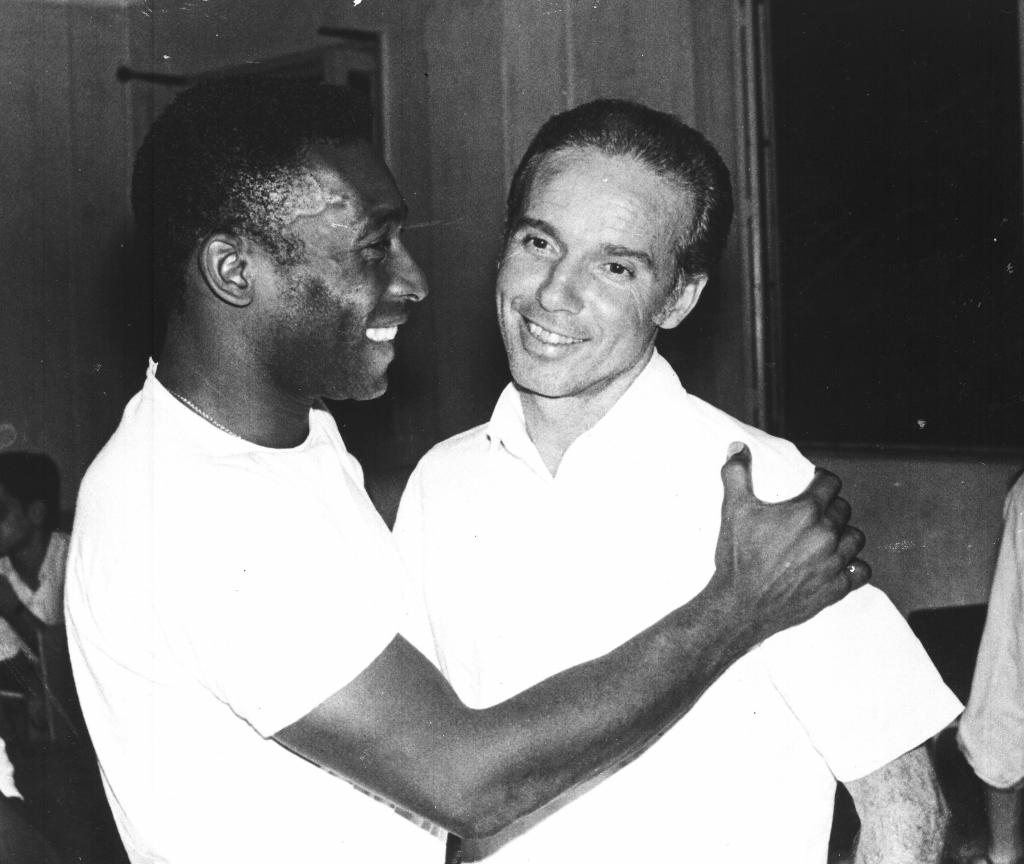 Pelé hugs Zagallo