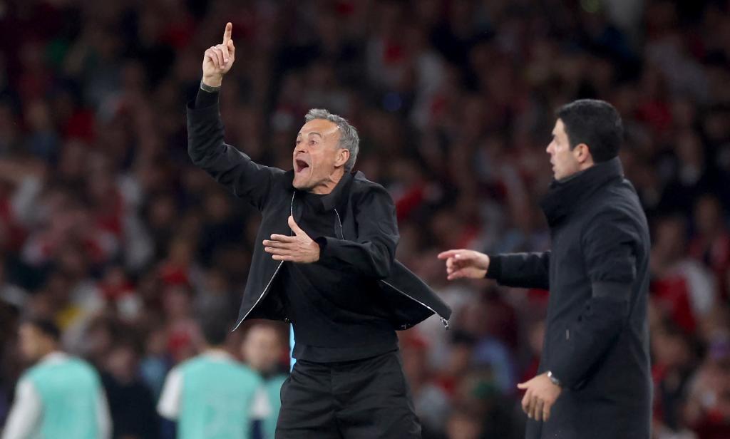 Luis Enrique gives indications in the presence of Arteta.