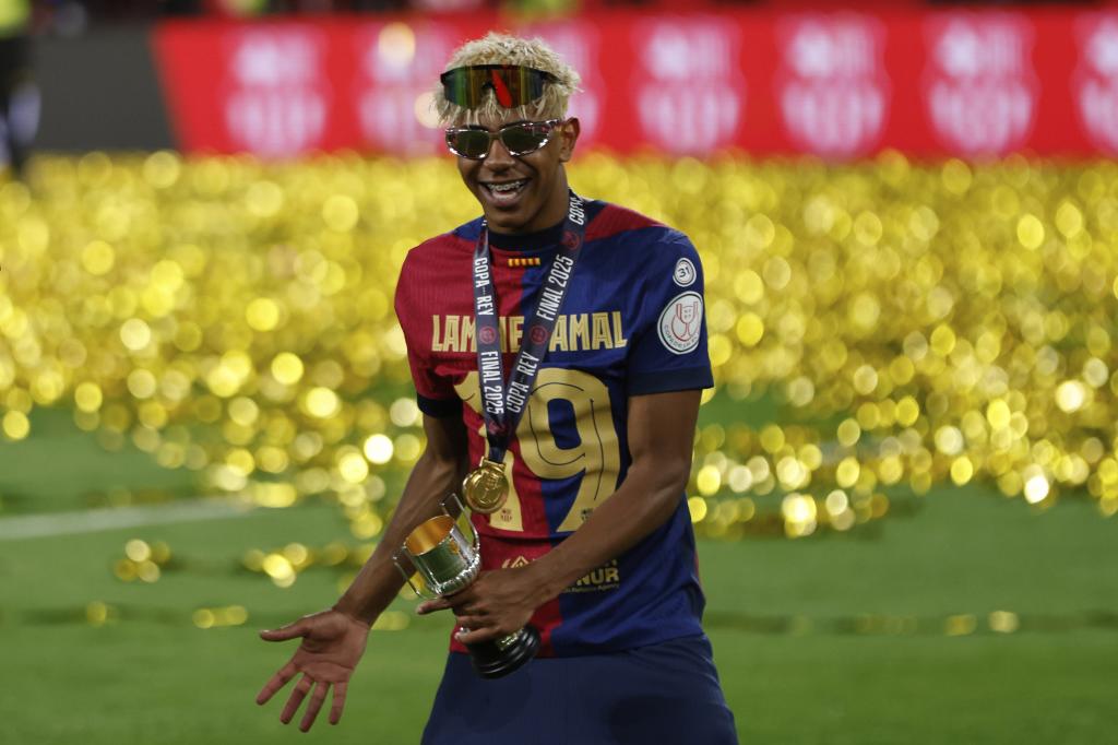 Lamine Yamal del Barcelona celebra tras la victoria ante el Real Madrid en la final de la Copa del Rey, el domingo 27 de abril de 2025. (AP Foto/Joan Monfort)