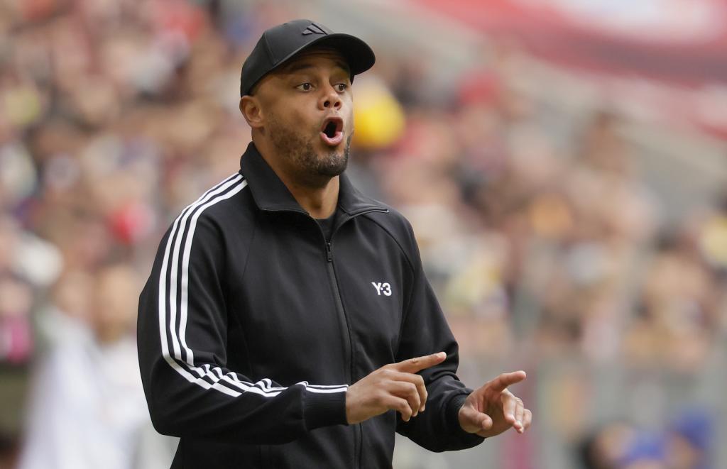 Kompany instructions his players during a Bundesliga match.