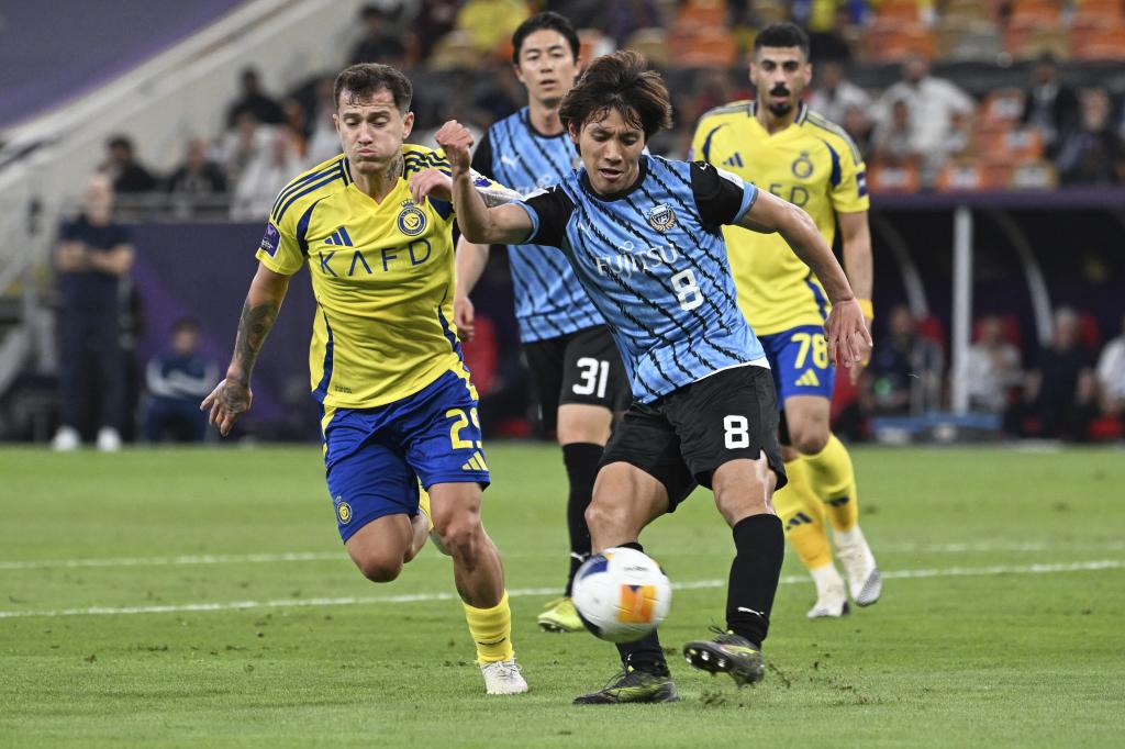Tachibanada clearing the ball during the match.