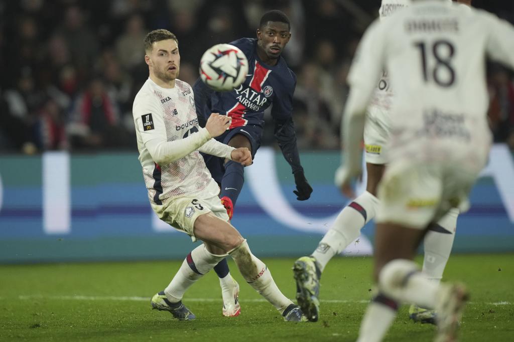 Ousmane Dembele golpea el balón durante un partido entre el PSG y el Lille de la Ligue 1.