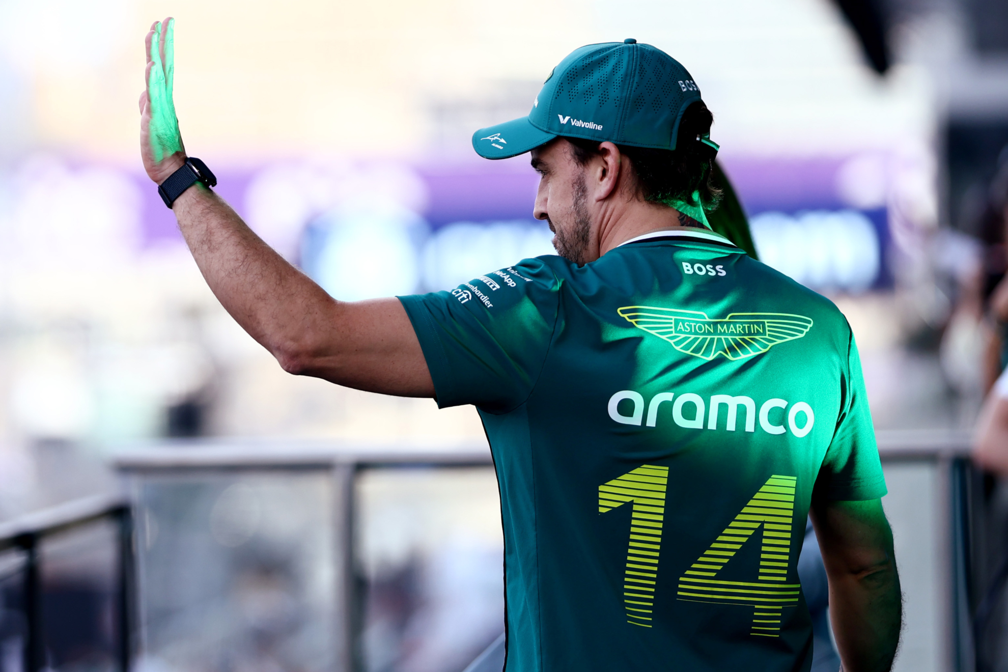 Alonso, saludando.